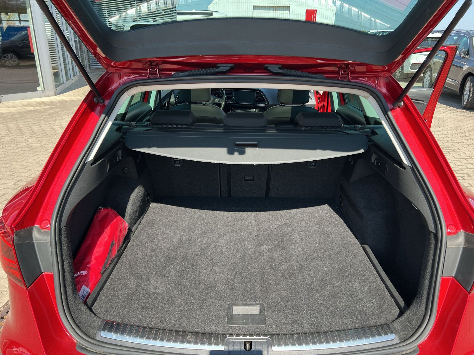 Fahrzeugabbildung SEAT Leon Sportstourer 1.4 TSI FR LED PANO NAVI