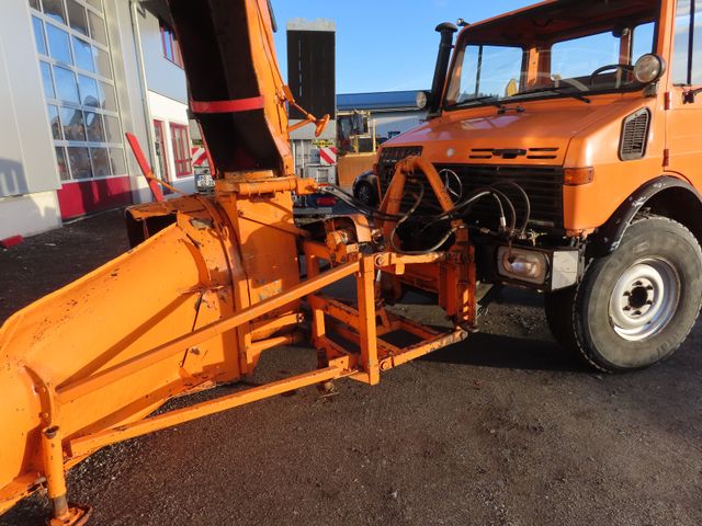 Unimog 1250 mit Schneeschleuder