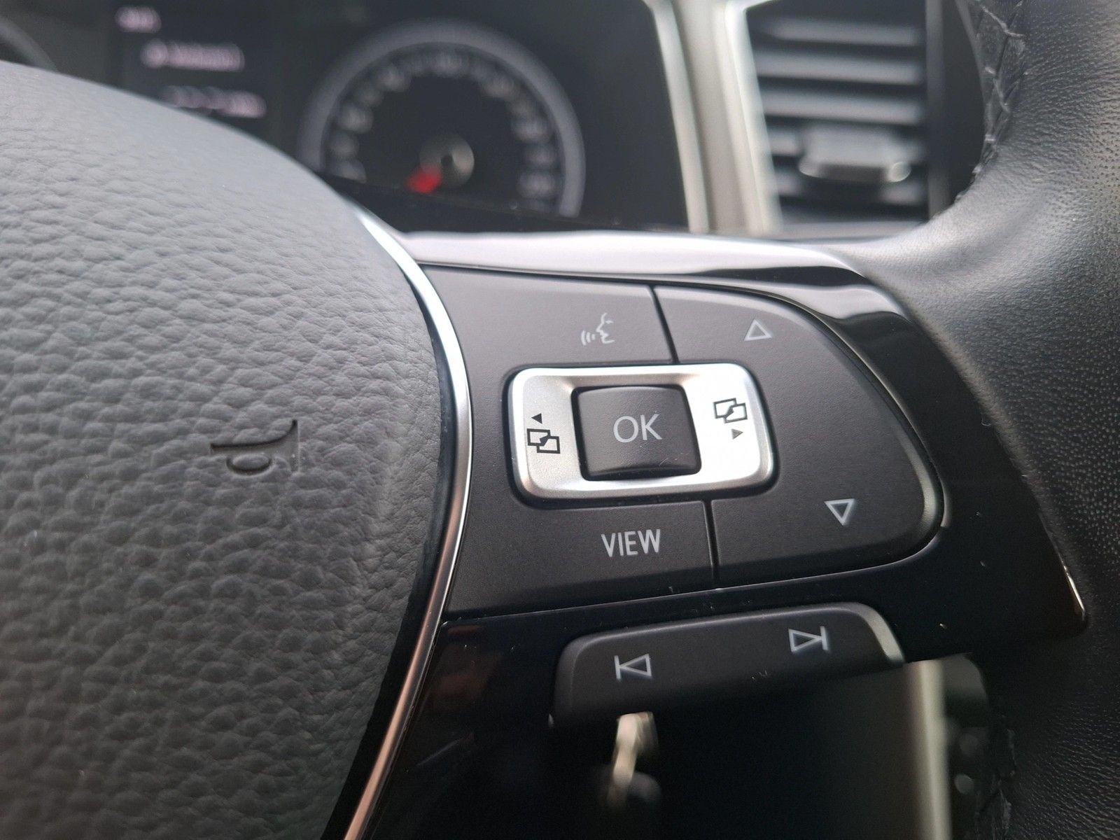 Fahrzeugabbildung Volkswagen T-Roc TSI Style LED AHK Navi AID ACC RFK SHZ