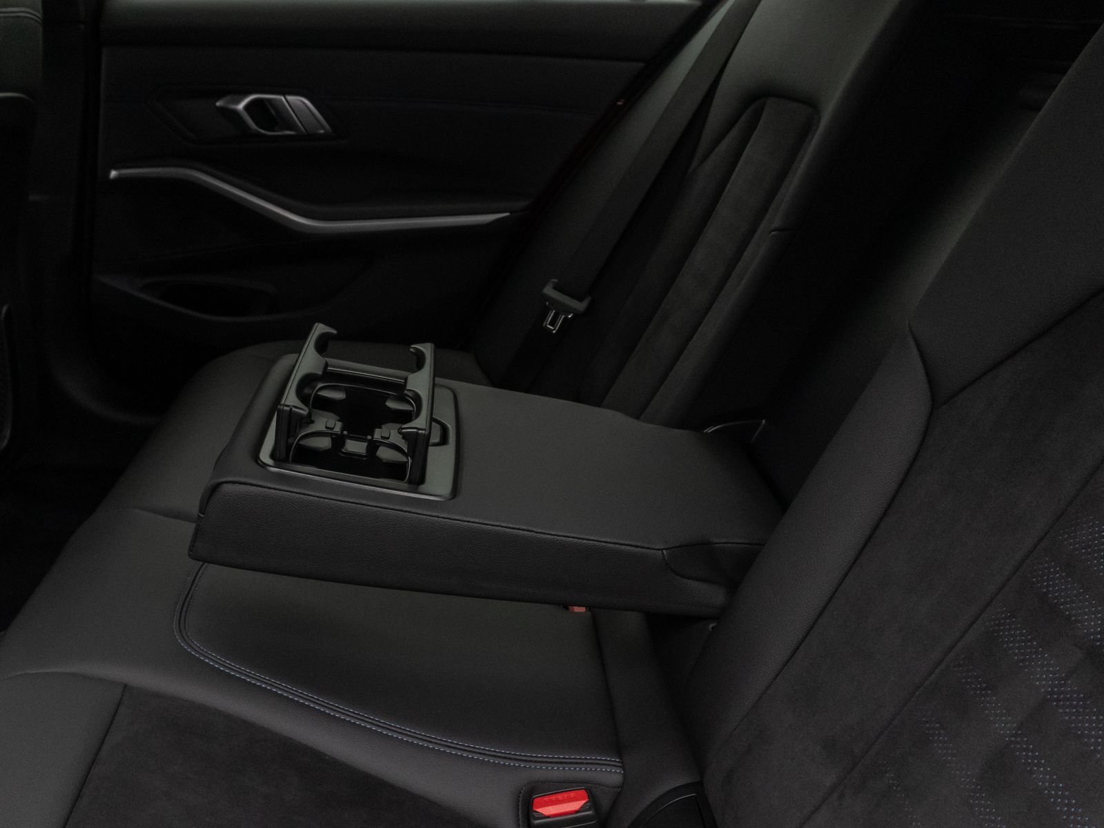 Fahrzeugabbildung BMW 330e M Sport HUD DAB PDC Geschwindigkeitsreg