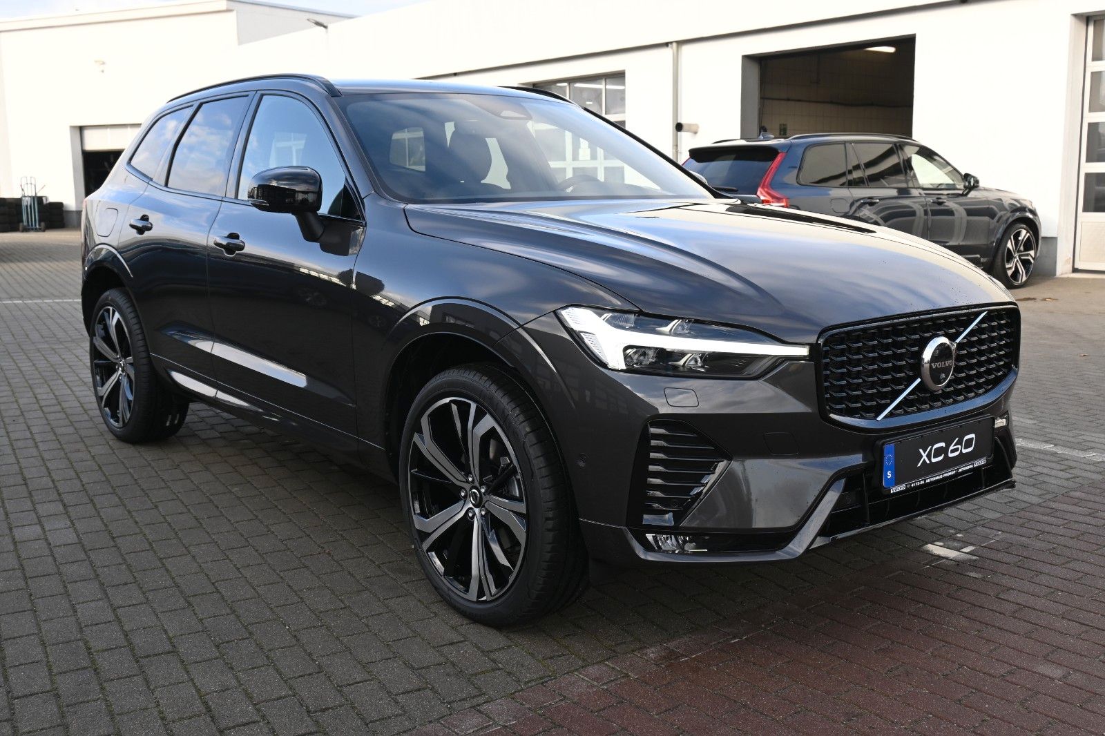 Fahrzeugabbildung Volvo XC60 B5 AWD Plus Dark*H&K*FSHZG*360°*ACC*AHK