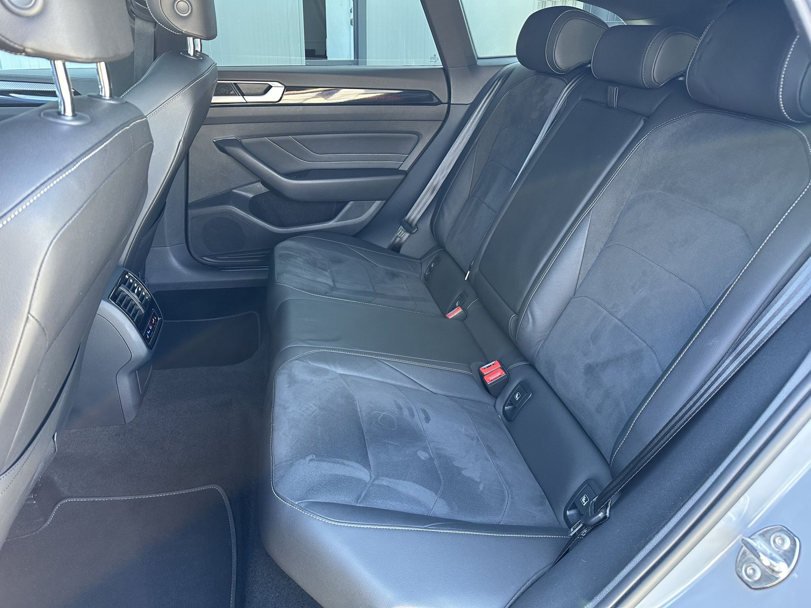 Fahrzeugabbildung Volkswagen Arteon SB 1.4 TSI eHybrid R-Line NAV+LED+PANO+HU