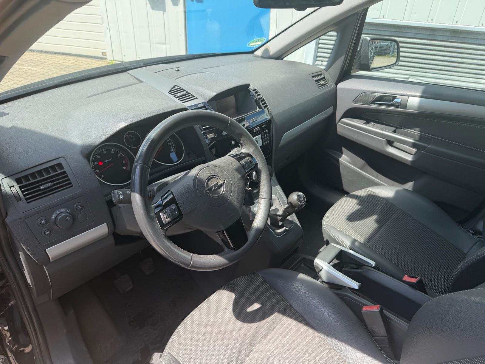 Opel Zafira 2011 — photo 14