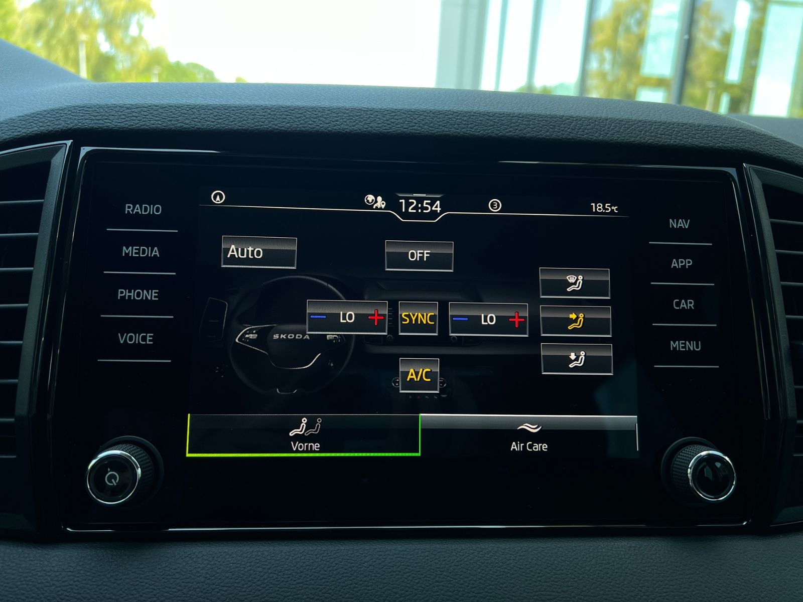 Fahrzeugabbildung SKODA Karoq Balance 1.5 TSI  *AHK, ACC, Rückfahrkamera