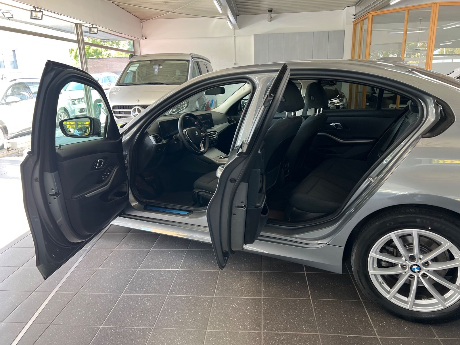 BMW 320d Lim. x Drive AHK+Driving Assist foto 7