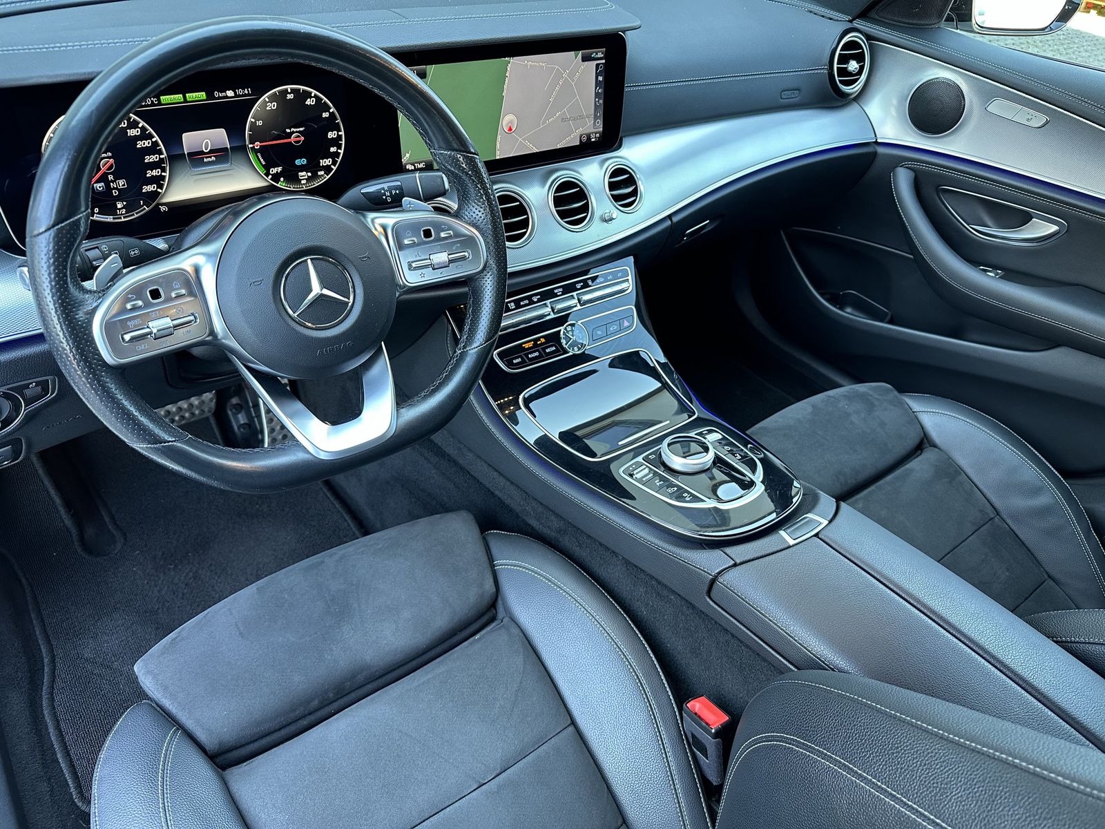 Fahrzeugabbildung Mercedes-Benz E 300de T AMG-Line NAV+LED+AHK+KAMERA+WIDESCREEN