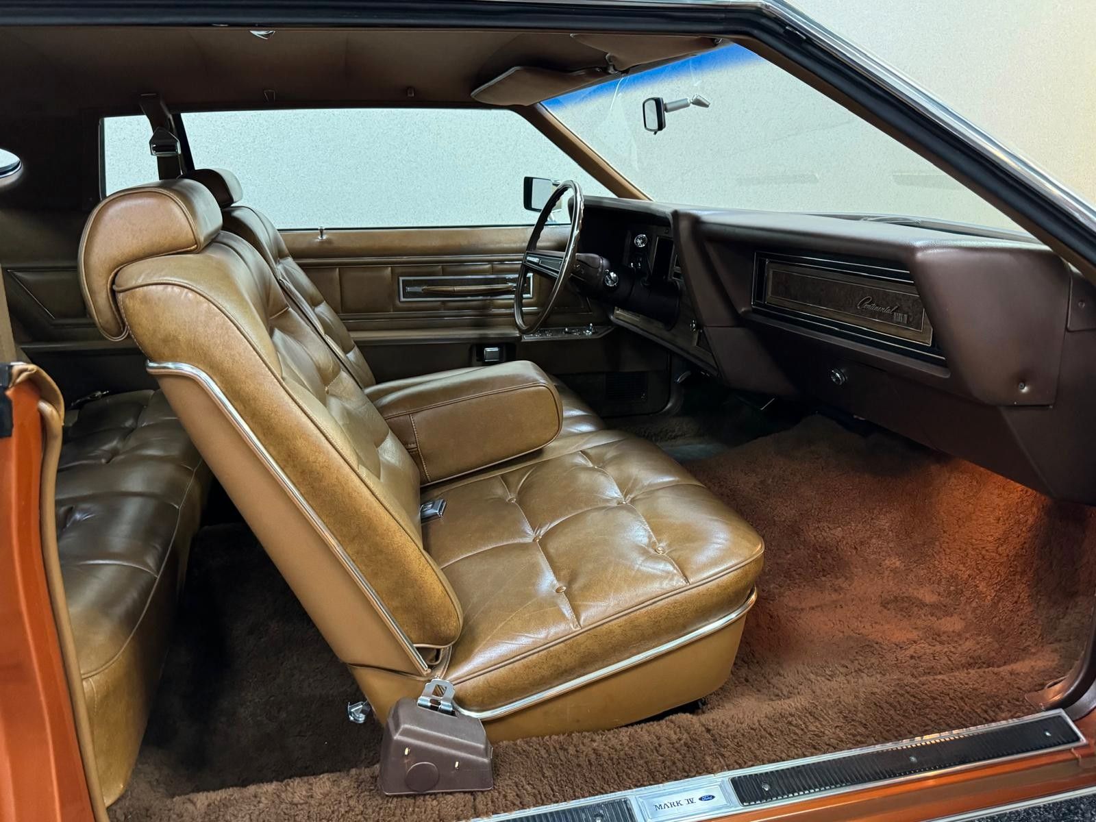 Fahrzeugabbildung Lincoln Continental MARK IV COUPE