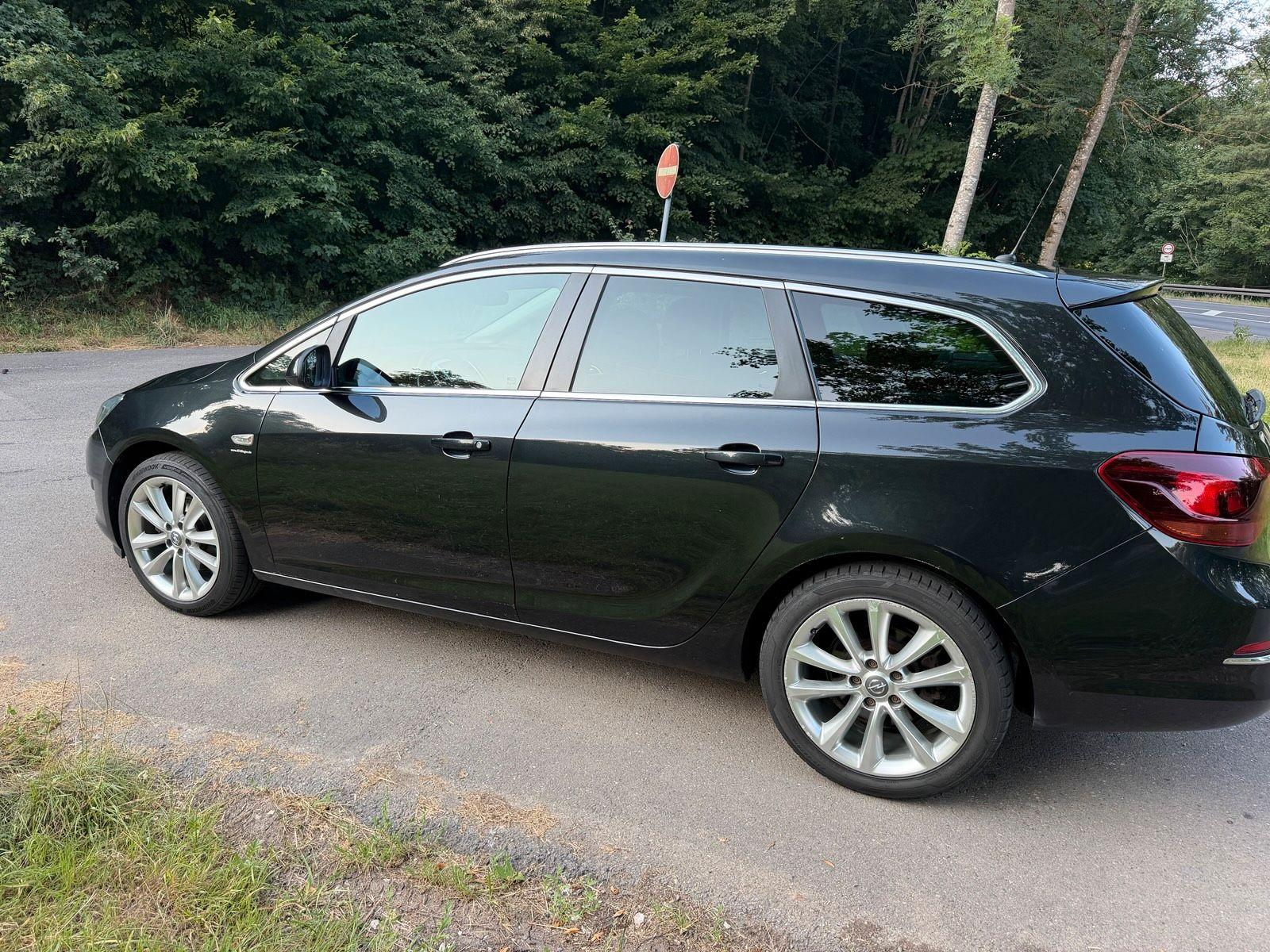 Opel Astra 2013 — interior