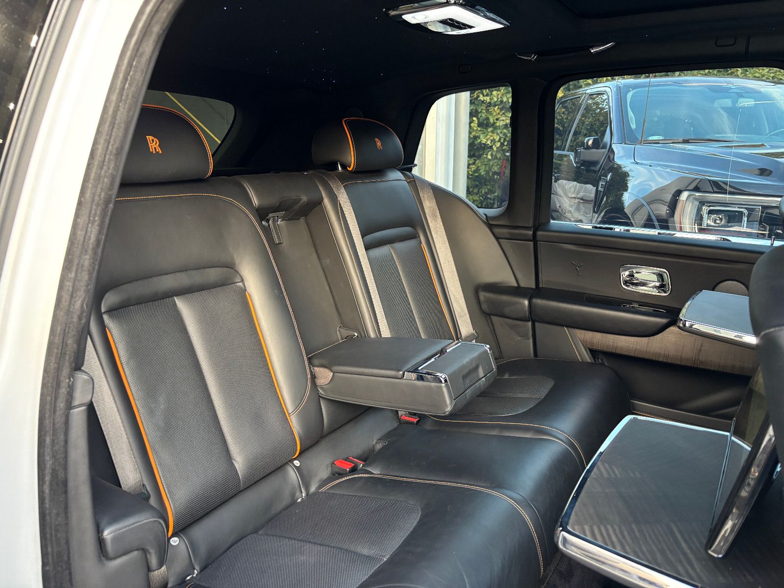 Fahrzeugabbildung Rolls-Royce Cullinan/NOVITEC/WIDEBODY/24''/FOND-TV/STERNEHIM