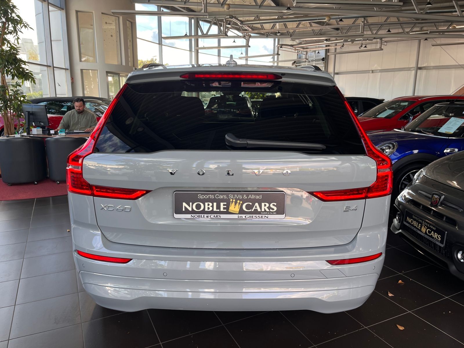 Fahrzeugabbildung Volvo XC60 Core 2WD STNDHZ LED NAV SHZ 19"