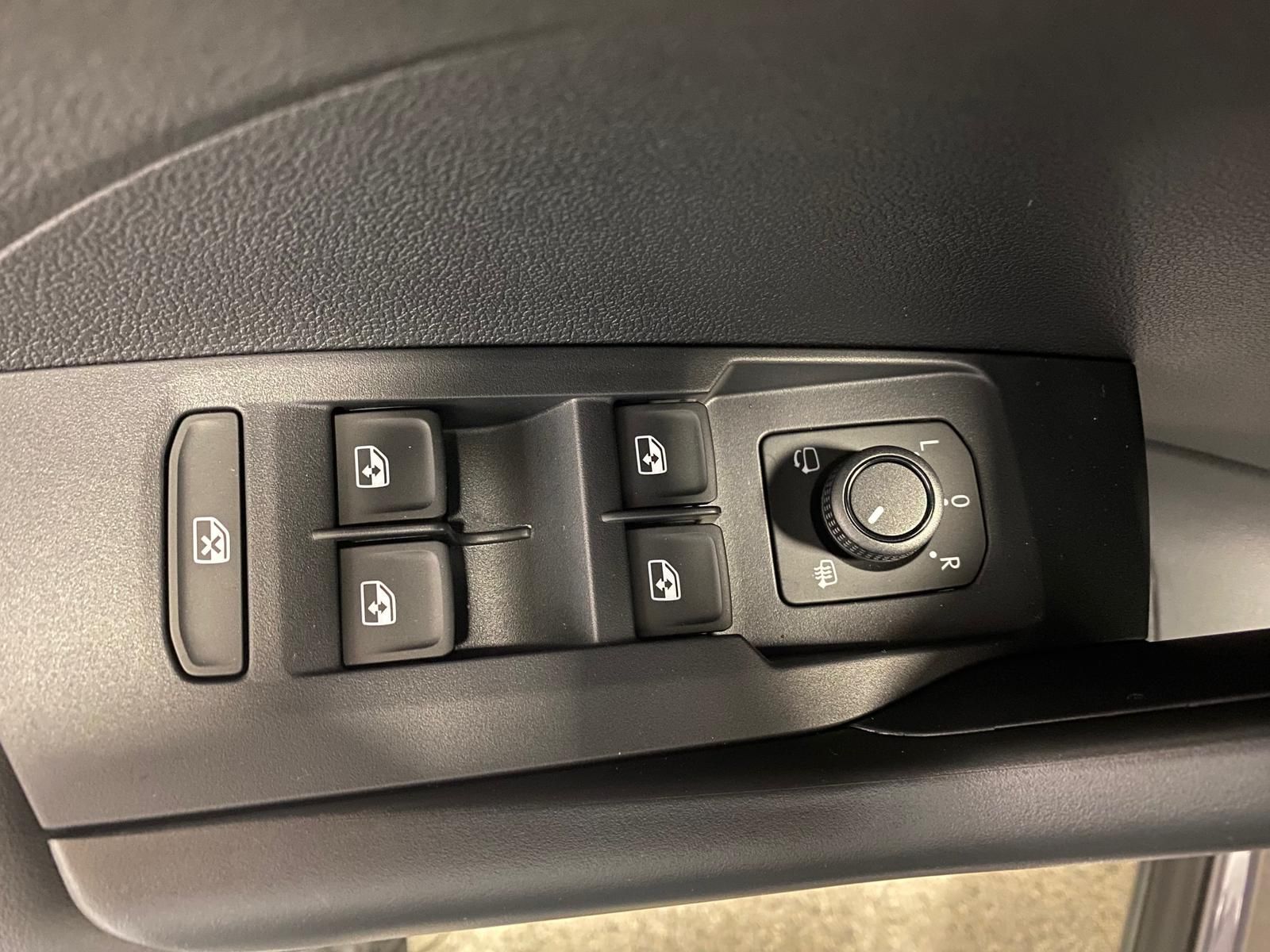 Fahrzeugabbildung Volkswagen T-Cross 1.0 TSI Life+APP+ACC+TOTWINKEL+KAMERA+++