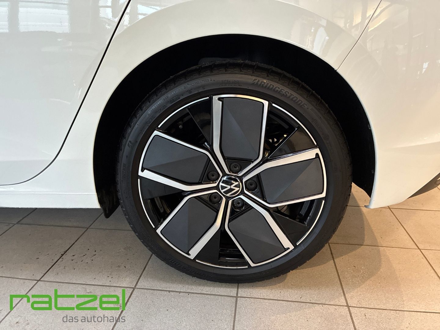 Fahrzeugabbildung Volkswagen Golf VIII 1.5 TSI Style HUD AHK Navi Memory Kame