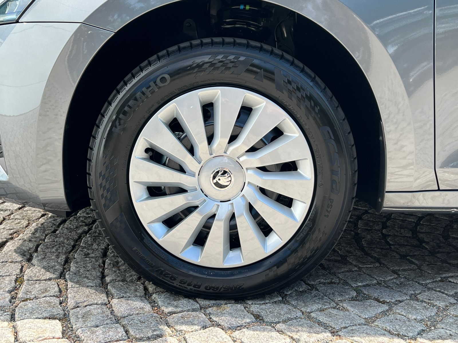 Fahrzeugabbildung SKODA Octavia Combi Essence 2.0 TDI *AHK, LED, SmartLi