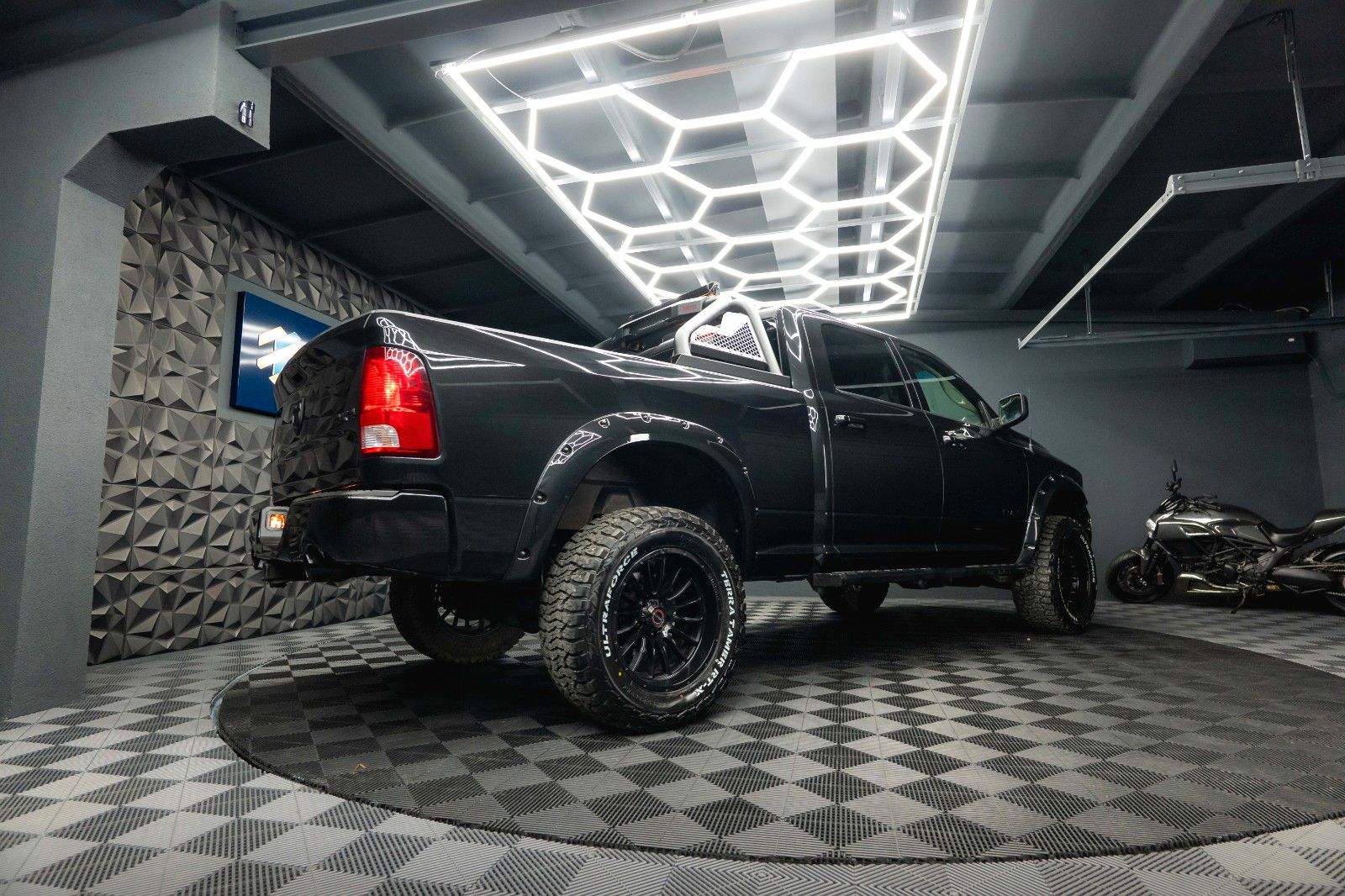 Fahrzeugabbildung Dodge RAM 5.7 V8 HEMI 4x4 Sport OFFROAD Night LONGBED