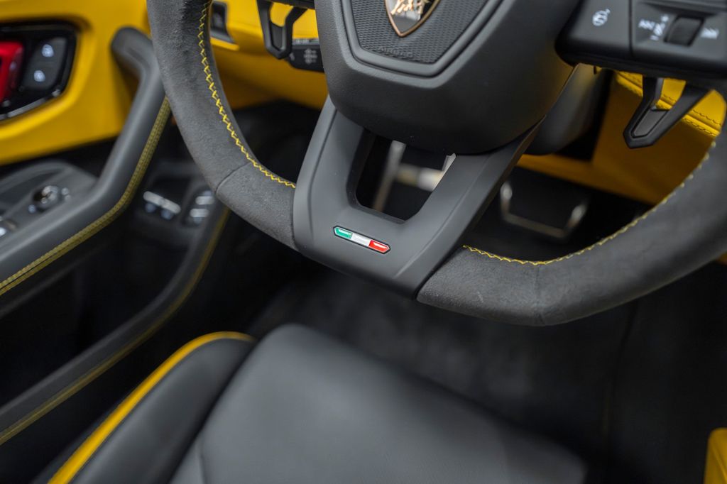 Urus 4.0 V8 SE 2026 BLACK/YELLOW AKRAPOVIC CARBO - Bild 30