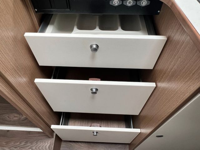 Carado T447 Automatik,Einzelbett,Hubbett,Navi,Markise