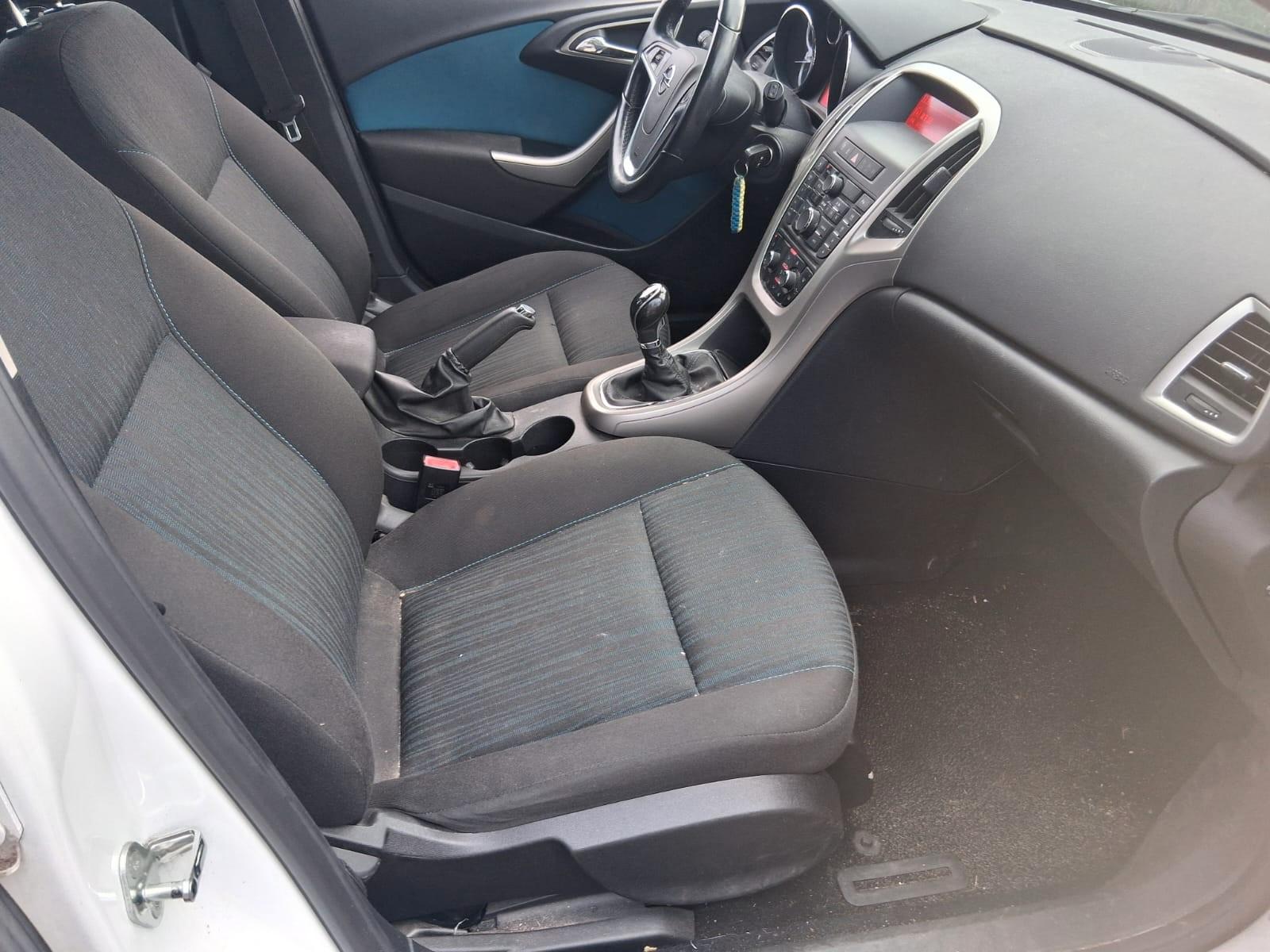 Opel Astra 2011 — photo 7