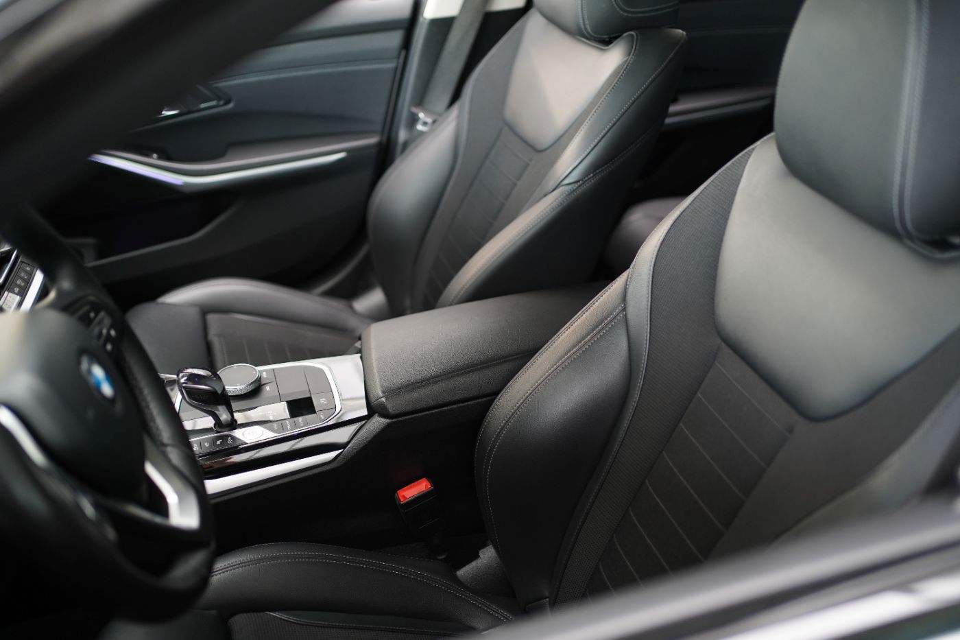Fahrzeugabbildung BMW 320d Sport Line +HeadUp+AHK+Laserlicht+Parkassis
