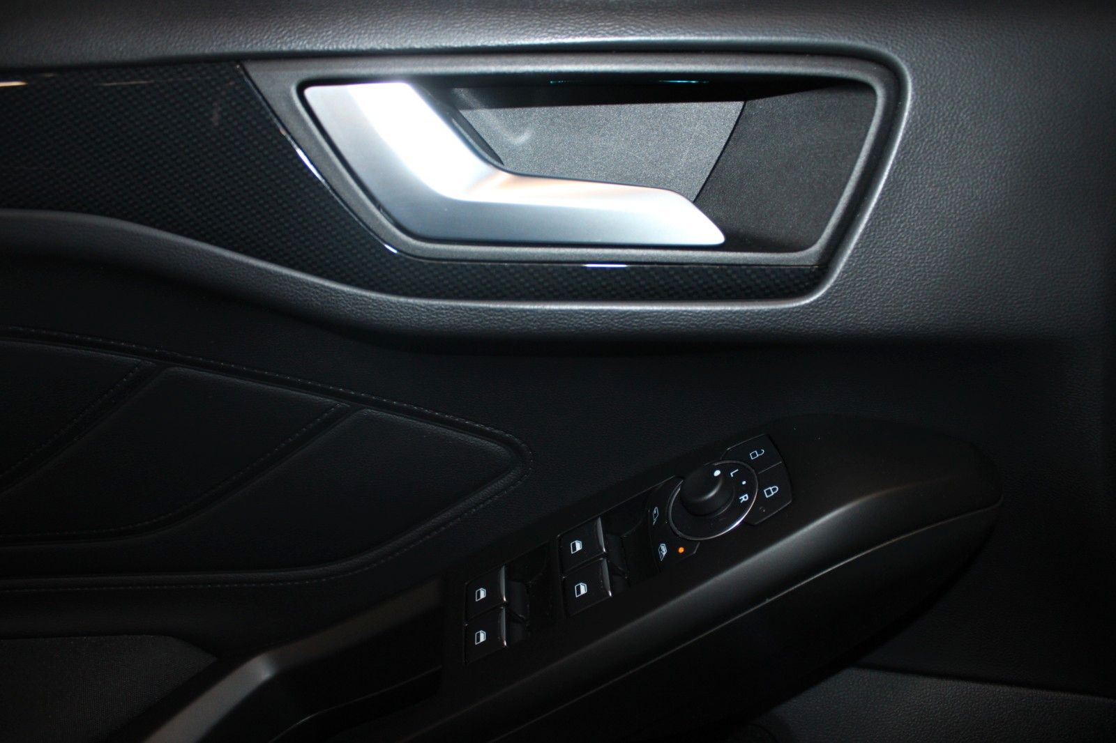 Fahrzeugabbildung Ford Focus ST-Line X Aut. LED AHK  ACC HUD WinterPak.