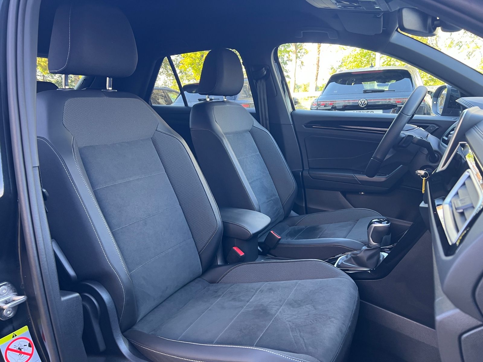 Fahrzeugabbildung Volkswagen T-Roc R-Line 1.5 TSI DSG *AHK, LED, Navi, Kamera