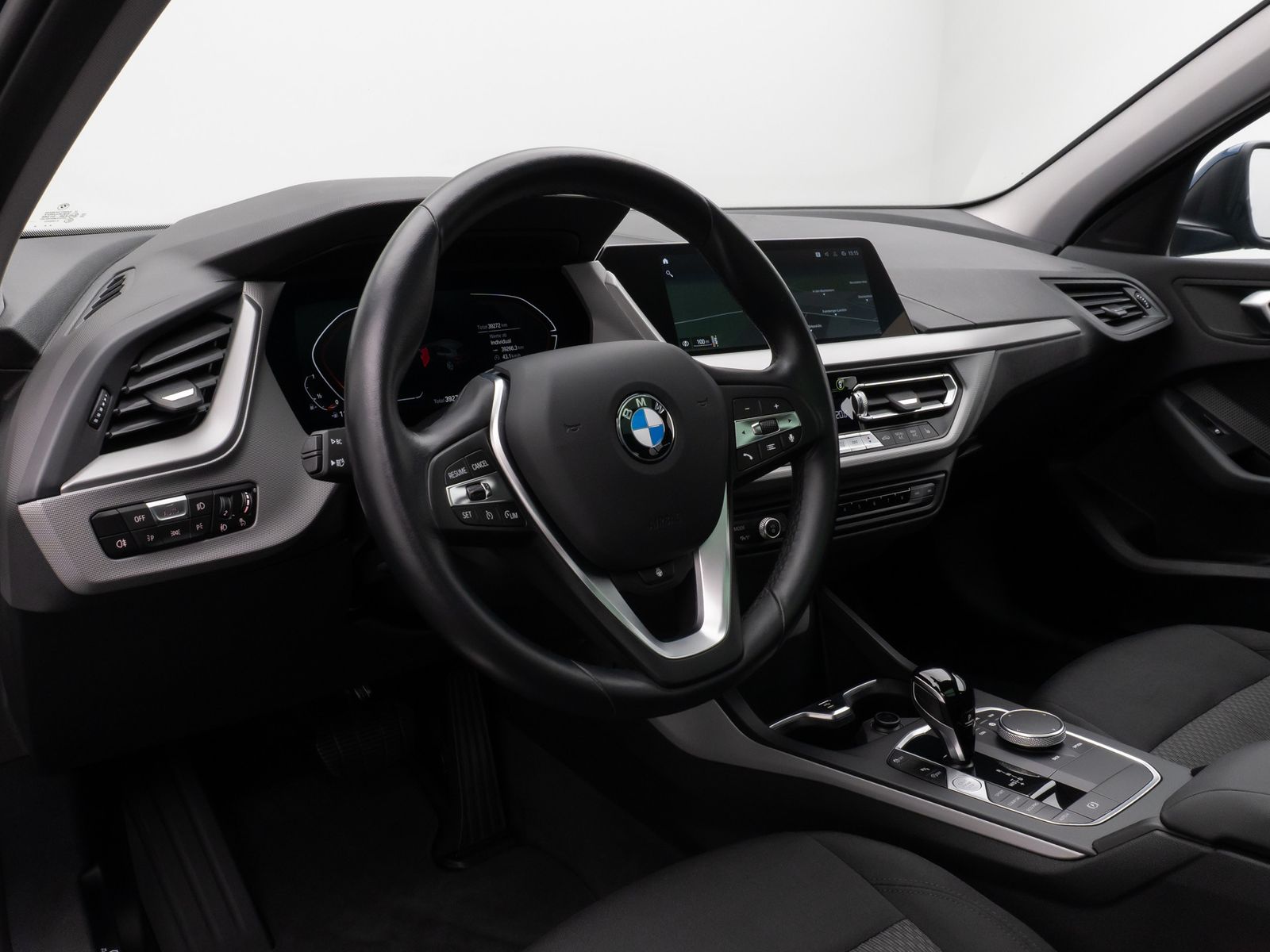 Fahrzeugabbildung BMW 118i Panorama DAB CockPitPro Lenkrhzg PDC LED