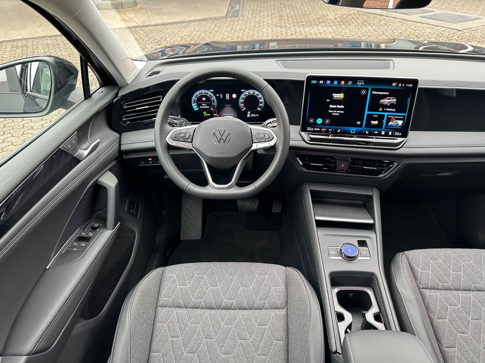 Fahrzeugabbildung Volkswagen Tiguan 1.5 eTSI Life DSG ACC/LED/Einparkh/Shzg
