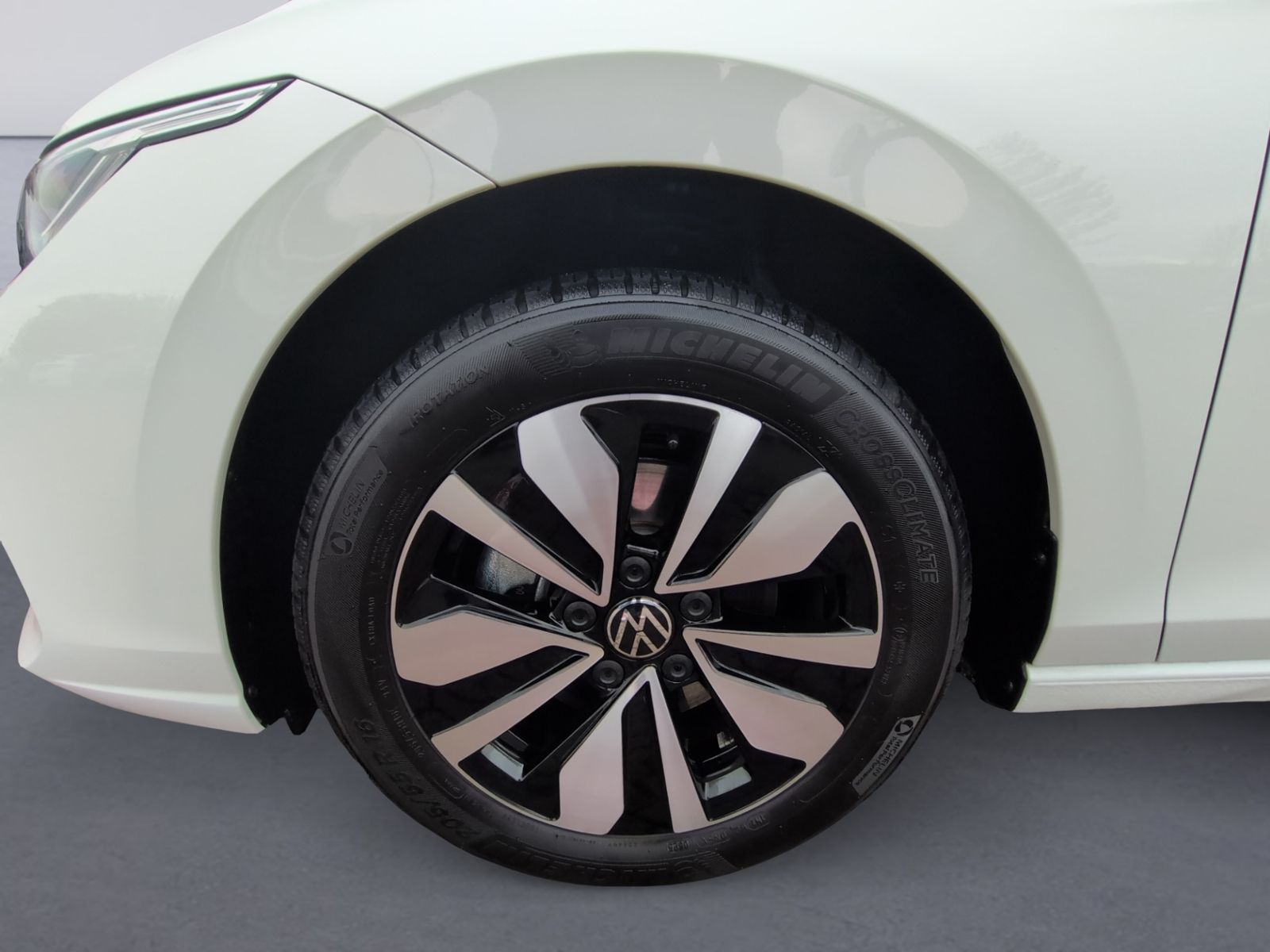 Golf VIII 1.5 eTSI DSG Goal LED+PANO+AHK