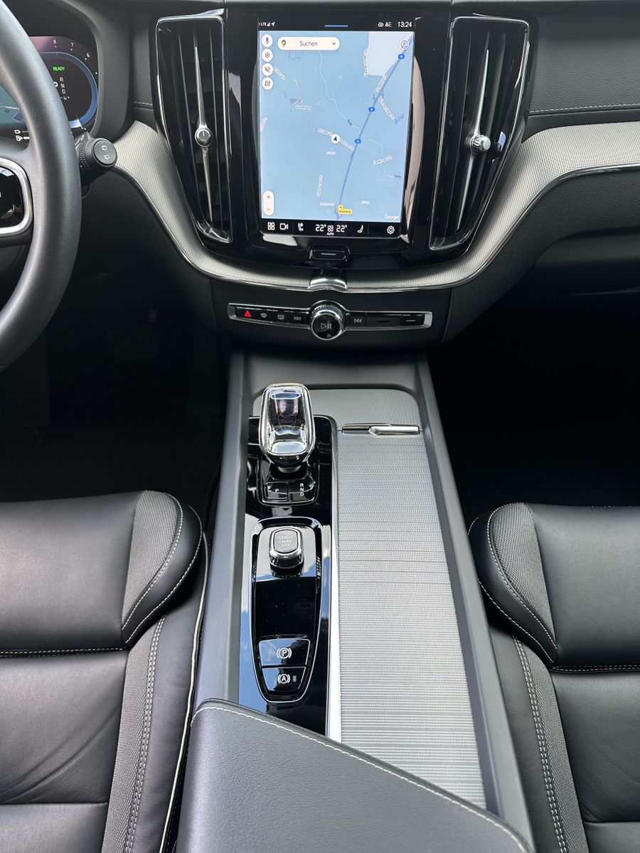 Fahrzeugabbildung Volvo XC60 T8 AWD Ultimate Dark NAV+LED+360°+PANO+HUD