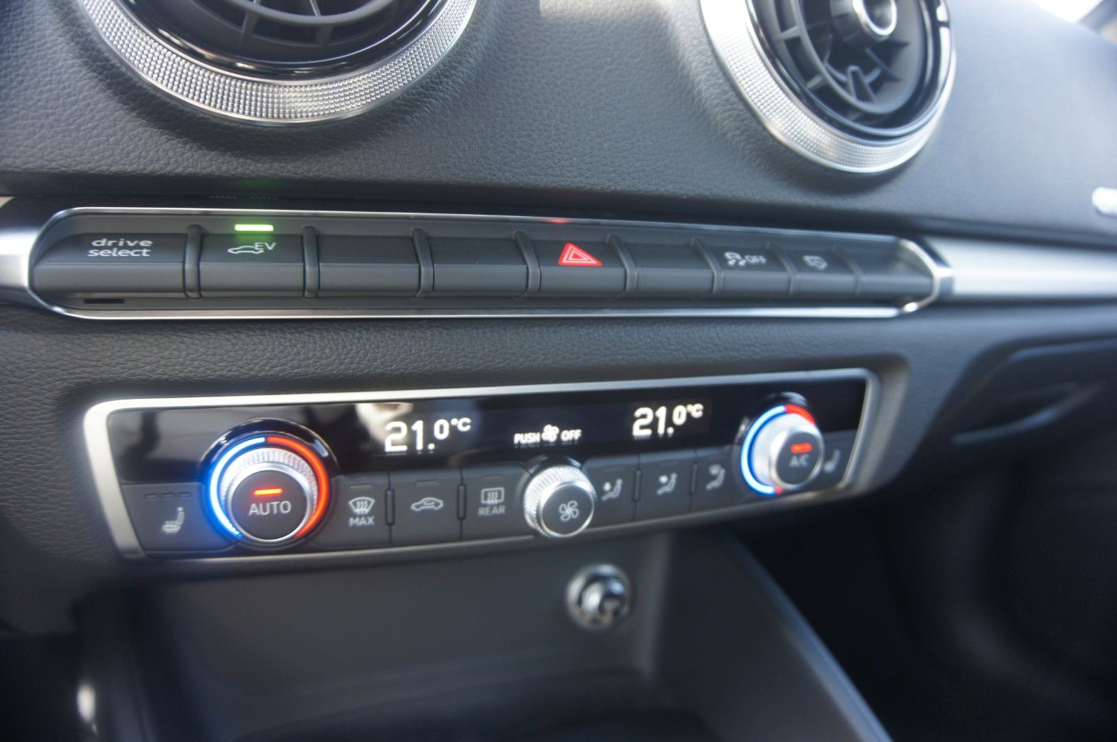 Fahrzeugabbildung Audi A3 Sportback 40 e-tron NAVI LED SHZ