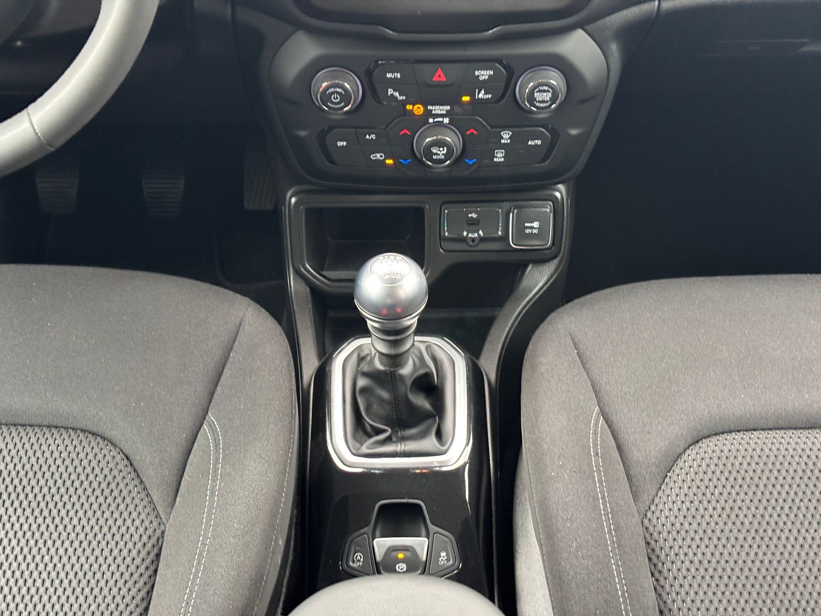 Fahrzeugabbildung Jeep Renegade Longitude//AMBIENTE/APPLE