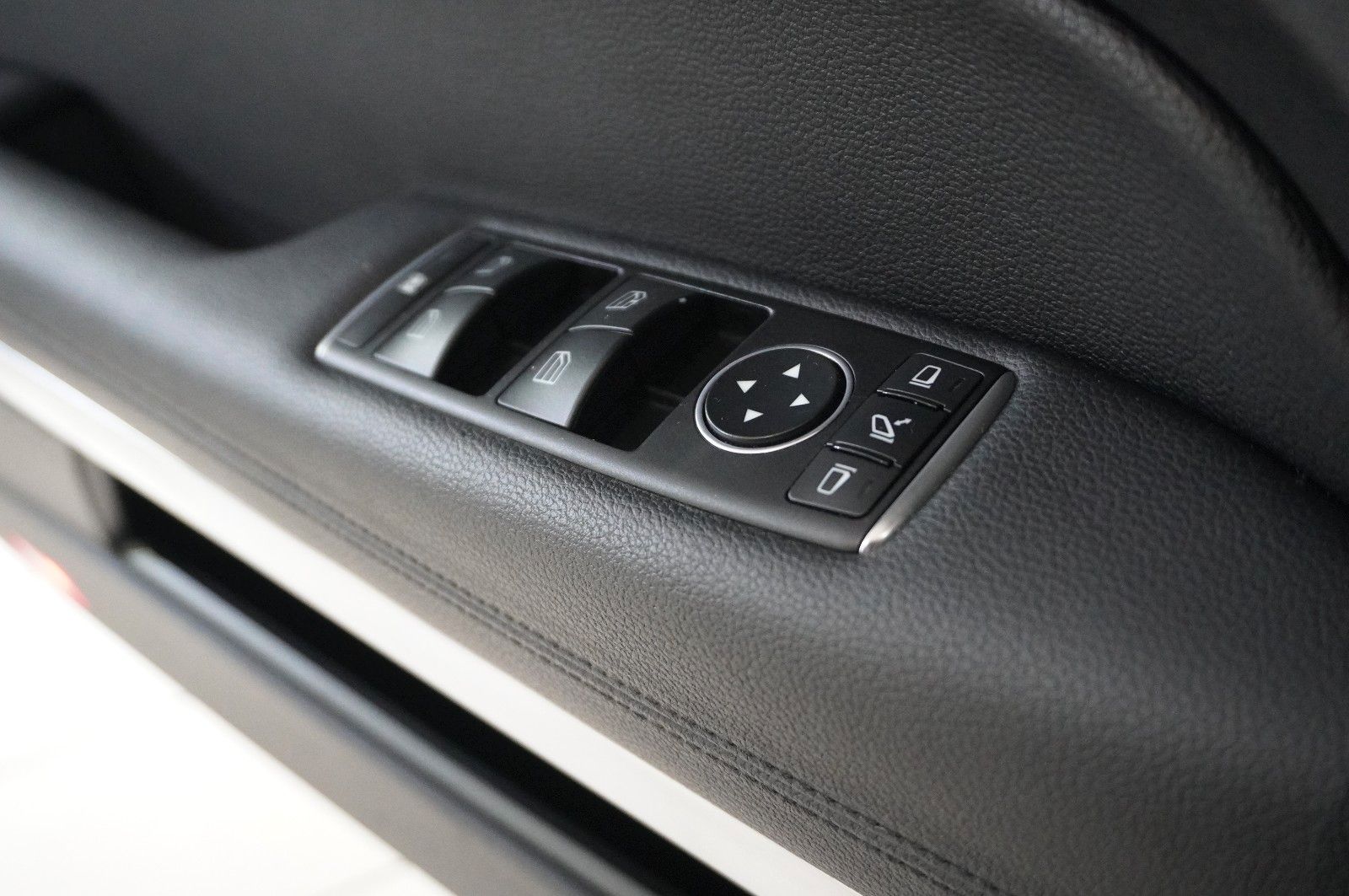 Fahrzeugabbildung Mercedes-Benz E 200 COUPE AVAMTGRADE NAVI/SHZ/SPORT/PDC/TEMP.