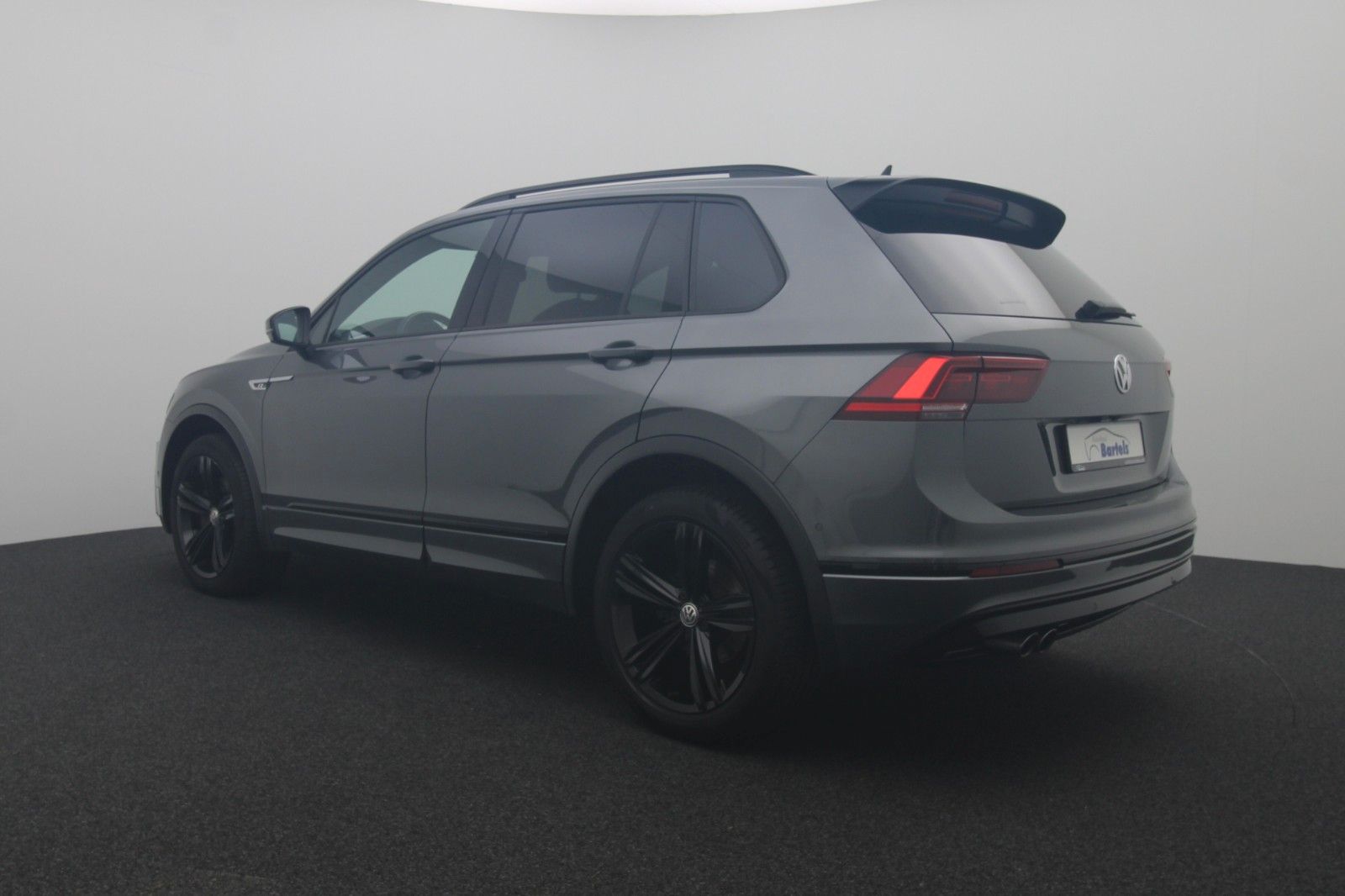 Fahrzeugabbildung Volkswagen Tiguan Highline 4M R-Line Black Style Head-upLED