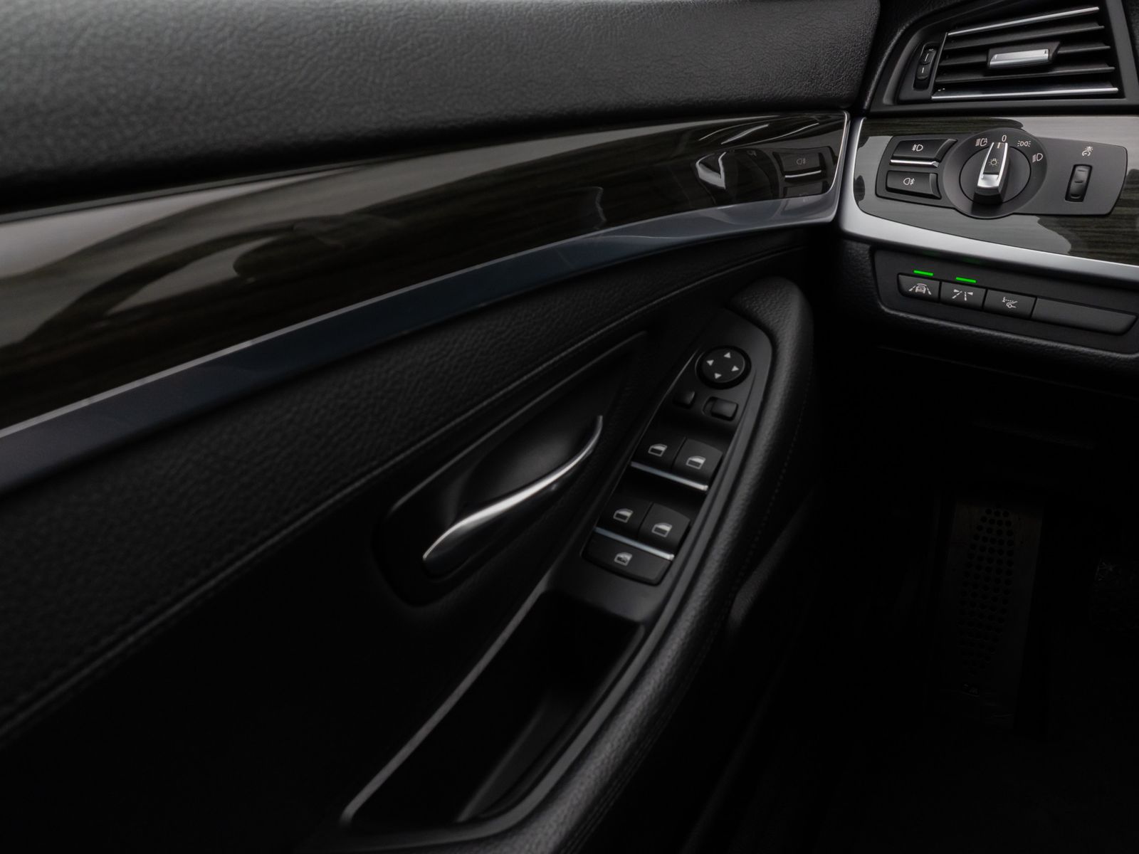 Fahrzeugabbildung BMW 525d M Sport Kamera HUD HiFi DrivingAssist LED