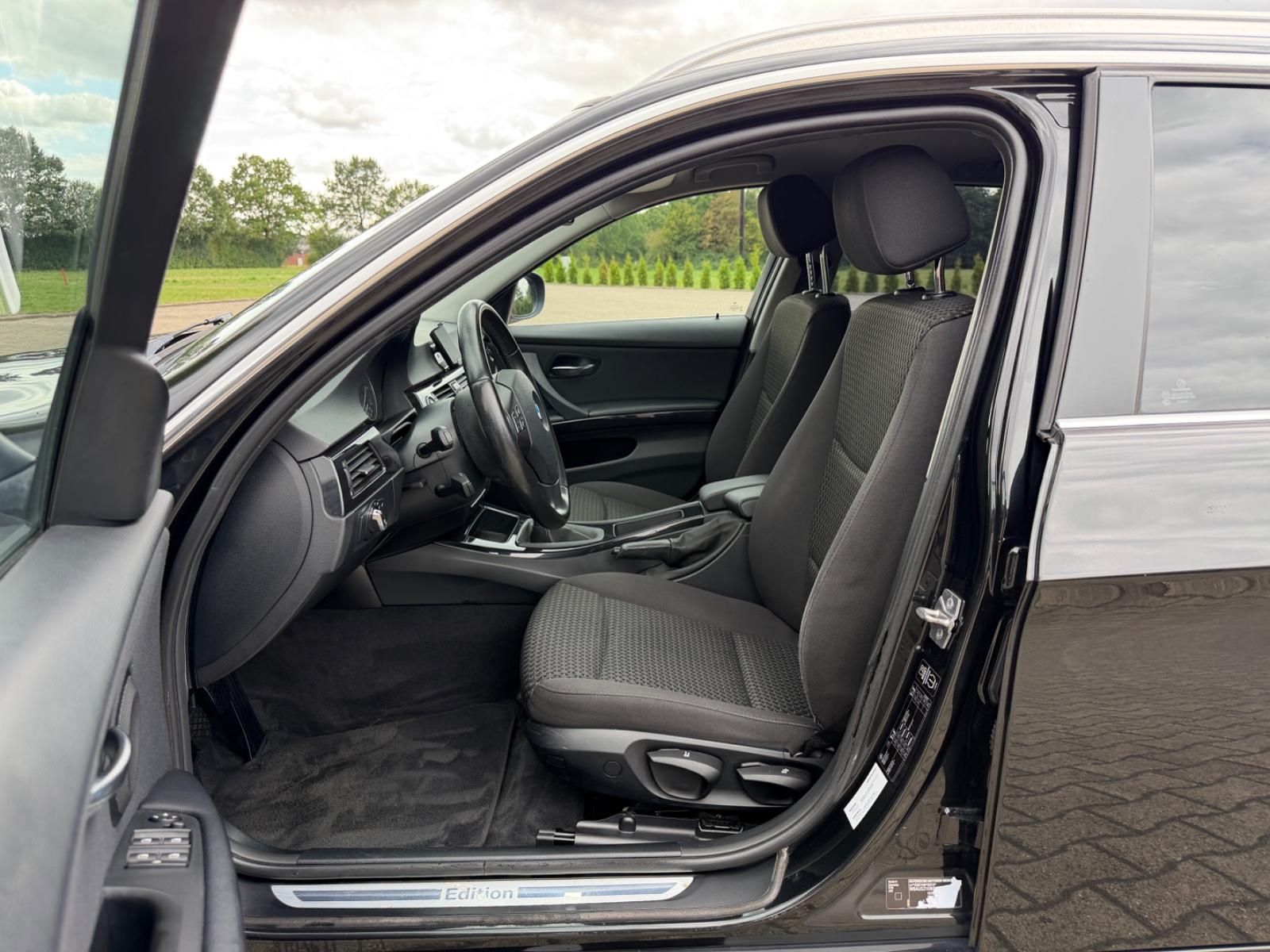 BMW 318 2011 — photo 10