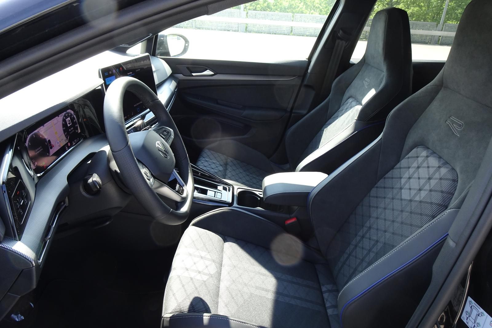 Fahrzeugabbildung Volkswagen Golf VIII Lim. 2.0 TDI 110kW DSG LED Sportfahrw
