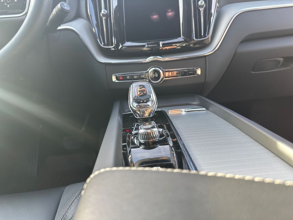 VOLVO XC60 T8 AWD Recharge Plus Dark 360° AHK semi ele VOLVO XC60 T8 AWD Recharge Plus Dark 360° AHK semi ele