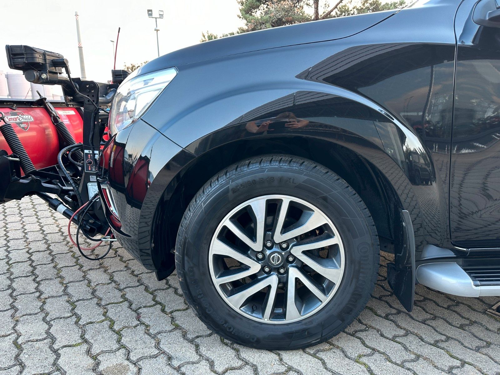 Fahrzeugabbildung Nissan Navara 2.3 Tekna 4x4 DIFF+AHK+STREU.+SCHNEEPFLUG