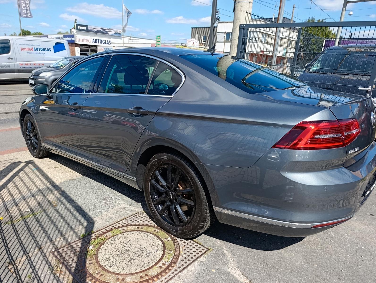 Volkswagen Passat Lim. Highline*RFK*AHK*DCC*MASSAGE*LED*