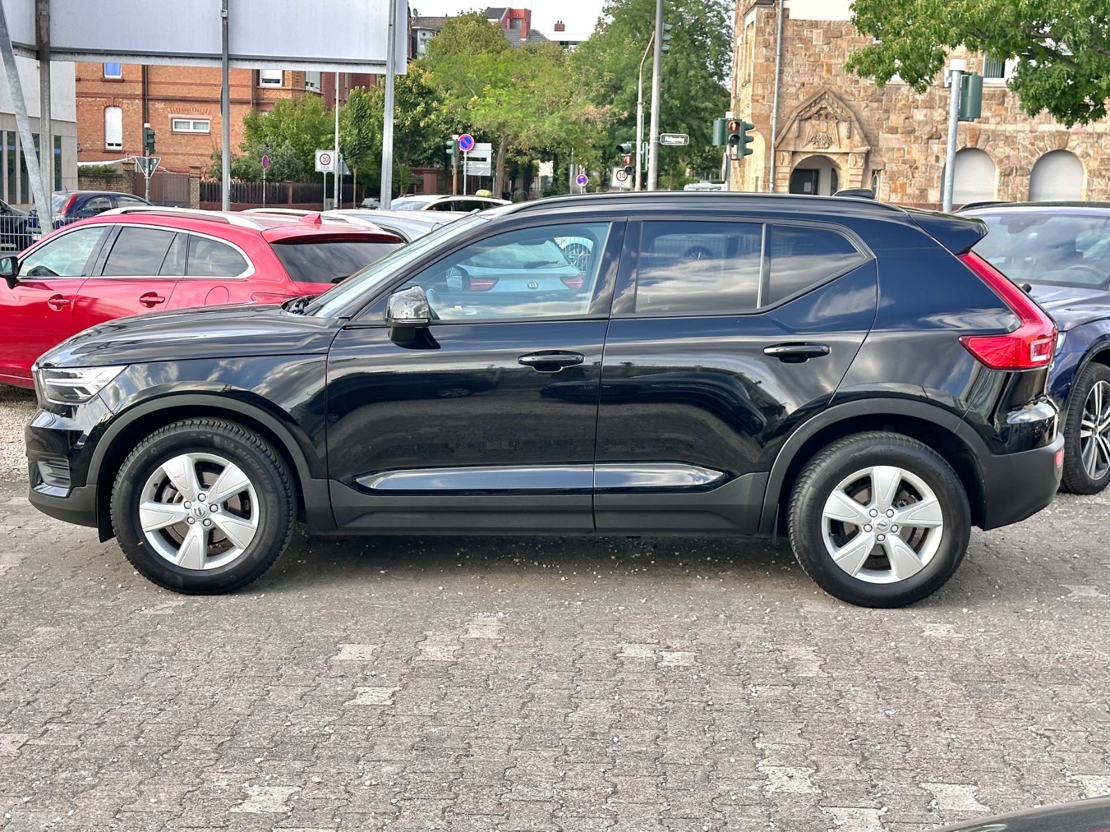 Fahrzeugabbildung Volvo XC40 MOMENTUM CORE 2WD*LED+1.HAND*