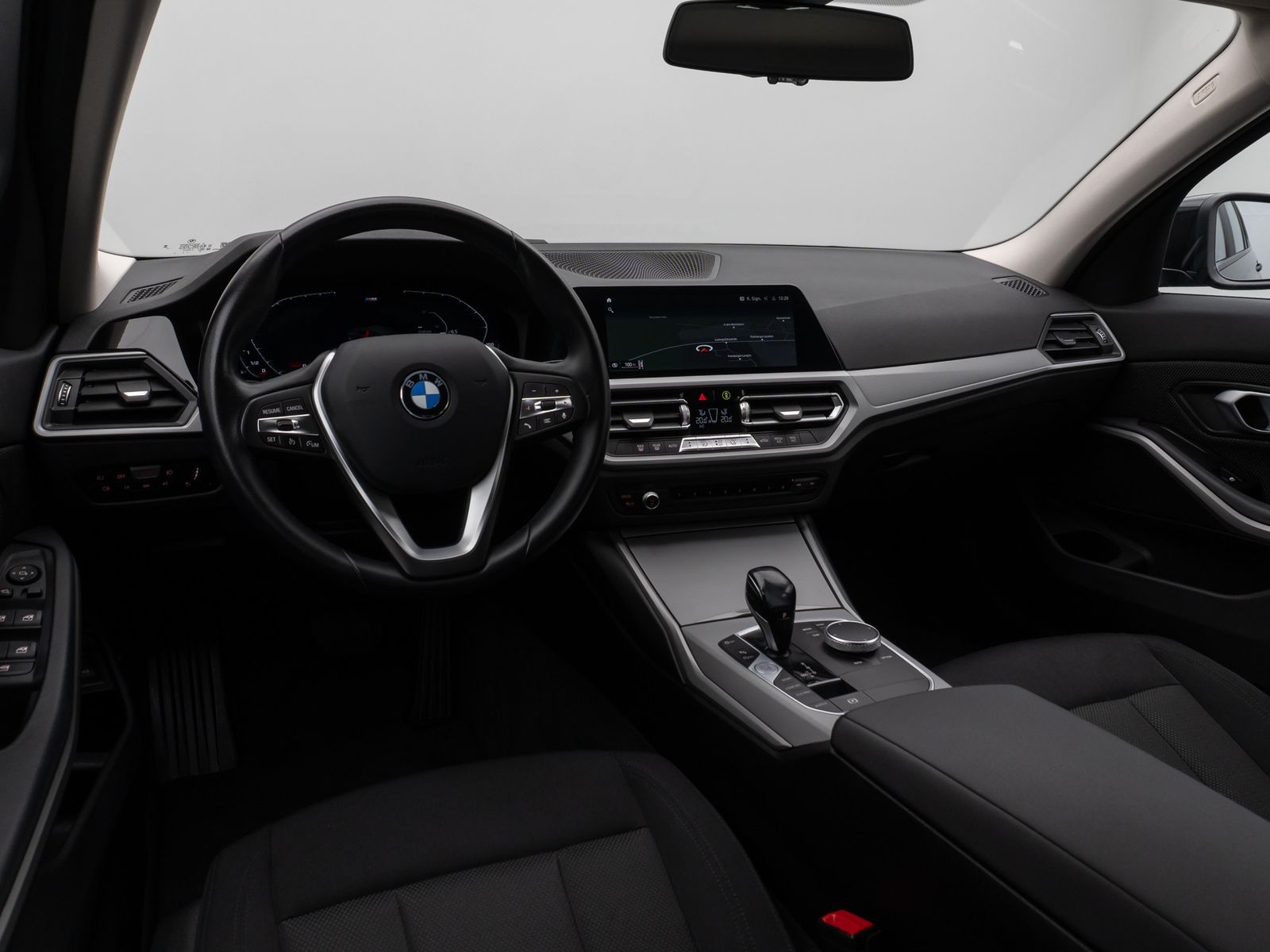 Fahrzeugabbildung BMW 330i HUD DAB CockPitPro DrivAssist PDC LED Alarm