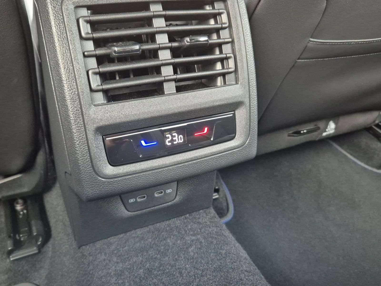 Fahrzeugabbildung Volkswagen Golf VIII R DSG 4M LEDplus Navi AID Pano Akra AC
