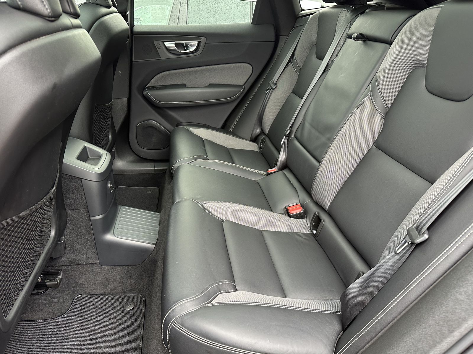 Fahrzeugabbildung Volvo XC60 T6 AWD R-Design NAV+LED+AHK+360°+H&K+PANO