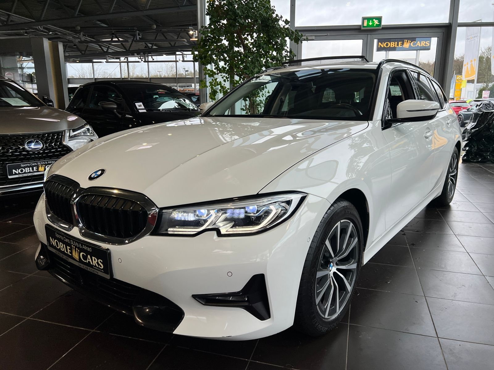 Fahrzeugabbildung BMW 320i Touring Sport Line PANO ACC LASER RFK