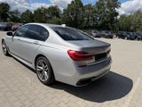 BMW 750xd M Sport -HUD-Schiebeda-Massage-Softcl-360K - silberne BMW 750
