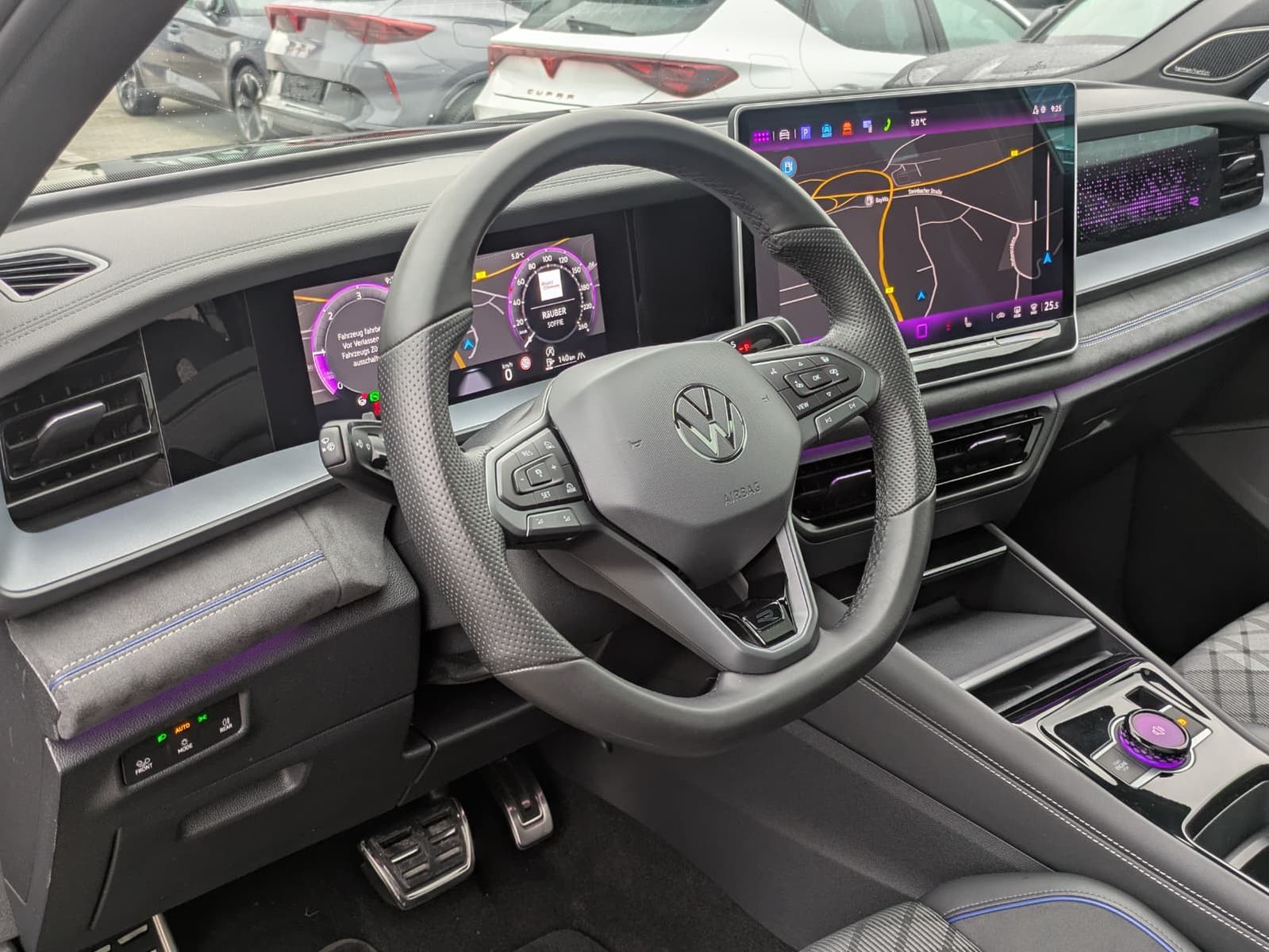 Fahrzeugabbildung Volkswagen Tayron 2.0 TDI 4M R-Line BLACK*7Si*MATRIX*PANO