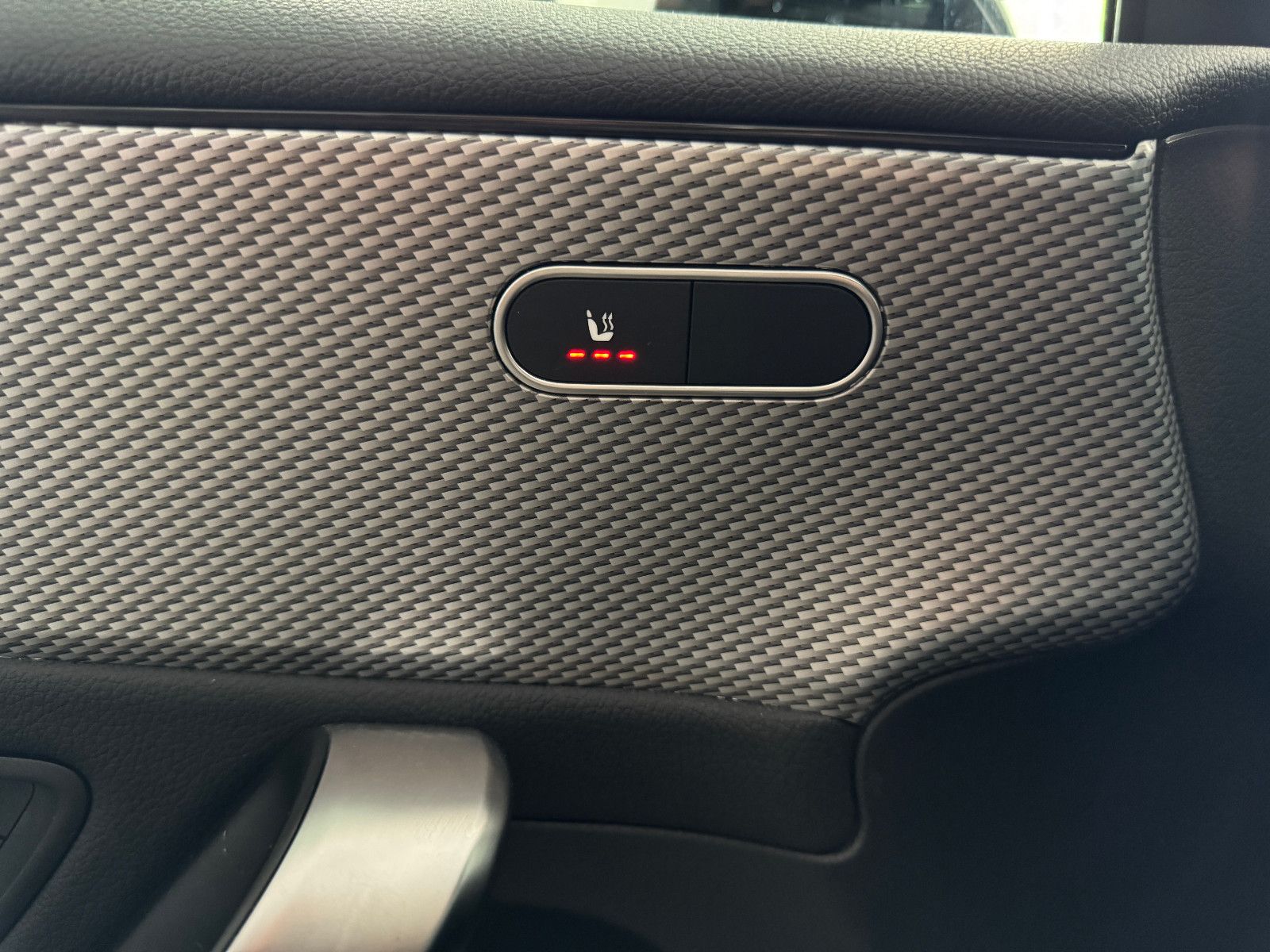 Fahrzeugabbildung Mercedes-Benz A 180 d PROGRESSIVE SPORTPAKET LED NAVI MBUX +