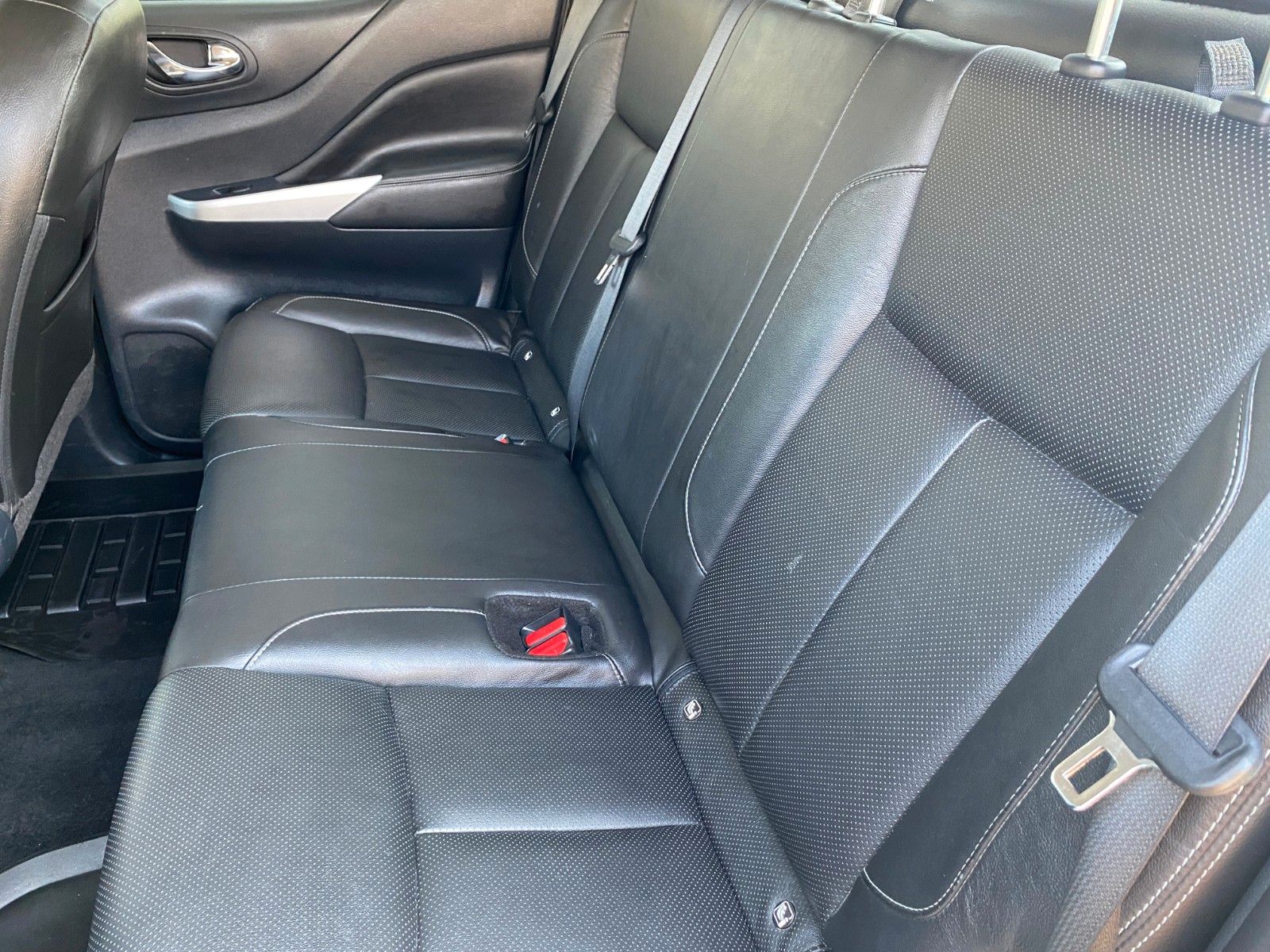 Fahrzeugabbildung Nissan Navara Tekna 4x4 DOKA+NAVI+SHZ+TÜV-NEU