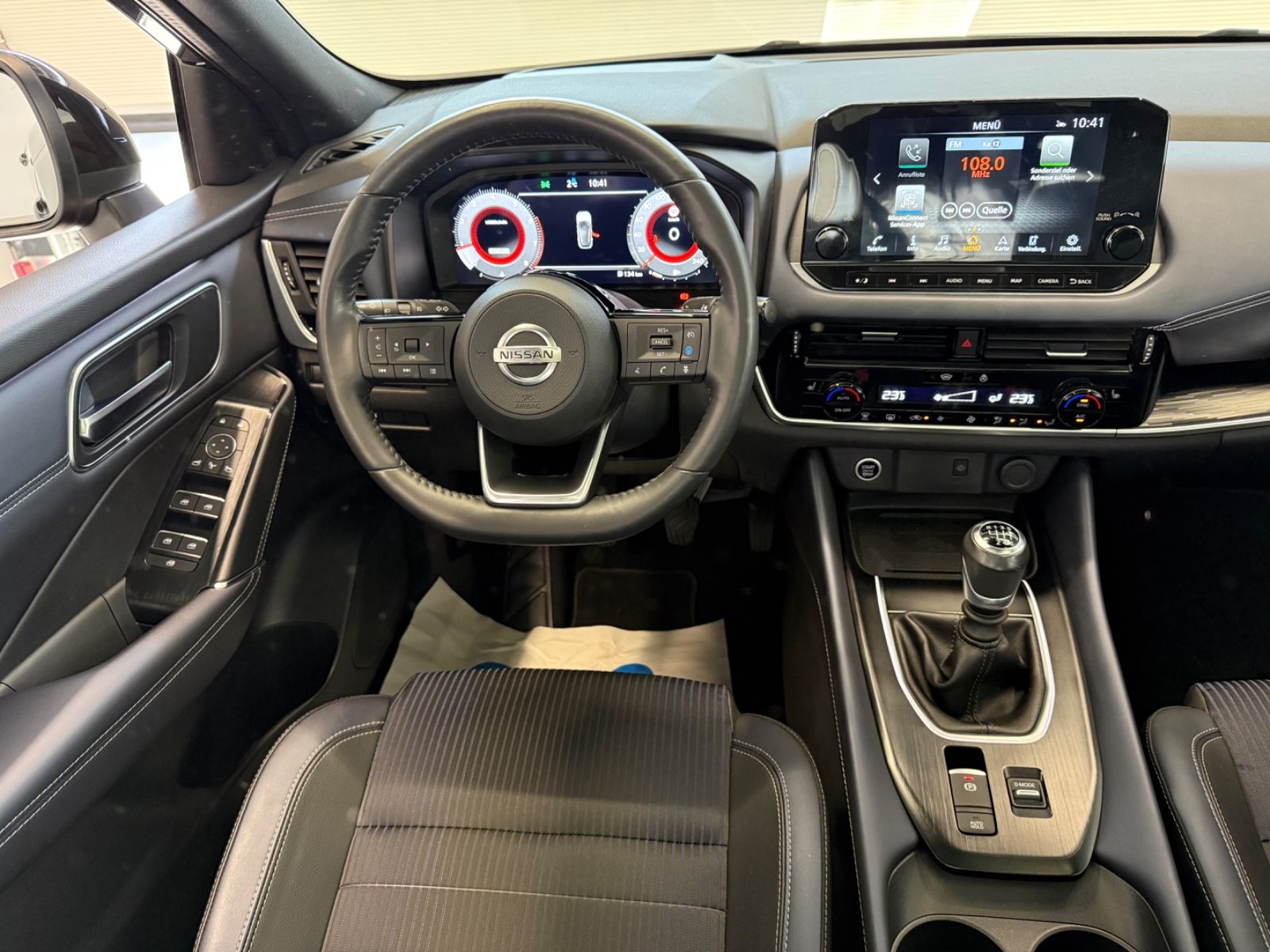 Fahrzeugabbildung Nissan Qashqai Tekna, 360° Kamera, Navi, WP, Panod.