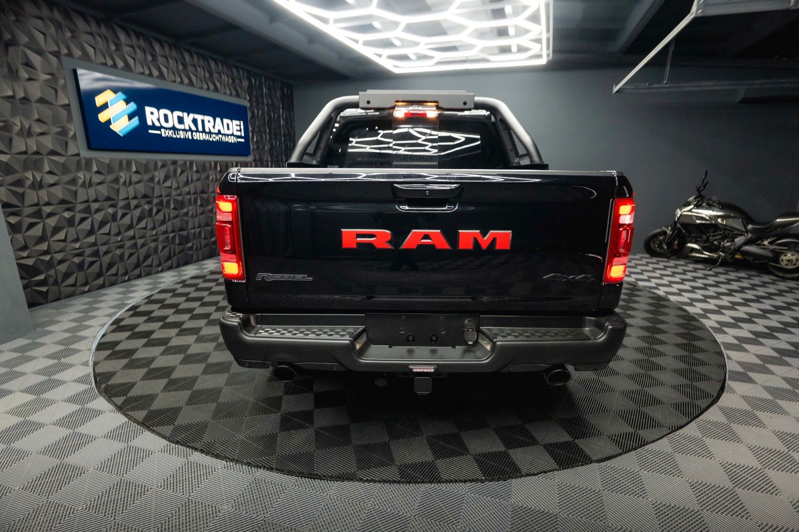 Fahrzeugabbildung Dodge RAM 5.7 V8 HEMI 4x4 REBEL AXLE LOCK Airmatic LED