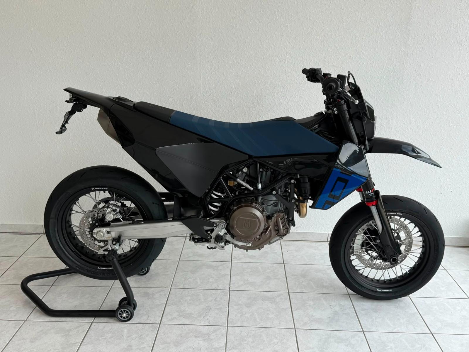 Husqvarna 701 Supermoto 2026 ACE Black Edition